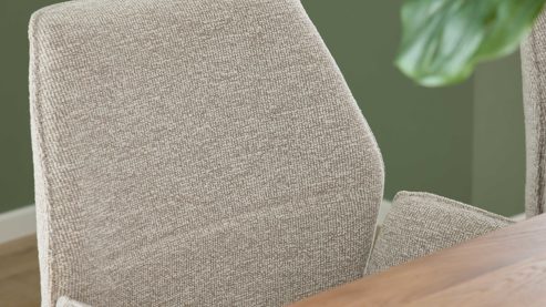 Polsterstuhl Interliving aus Stoff in Weiß Interliving Esszimmer Serie 5102 – Armlehnstuhl mit Drehfunktion leinenfarbener Jacquard Lodge L07 & schwarzes Eisen