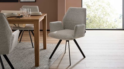 Polsterstuhl Interliving aus Stoff in Weiß Interliving Esszimmer Serie 5102 – Armlehnstuhl mit Drehfunktion leinenfarbener Jacquard Lodge L07 & schwarzes Eisen