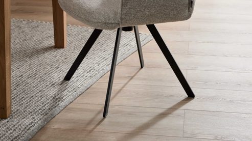 Polsterstuhl Interliving aus Stoff in Weiß Interliving Esszimmer Serie 5102 – Armlehnstuhl U322 mit Drehfunktion leinenfarbener Jacquard Lodge L07 & schwarzes Eisen