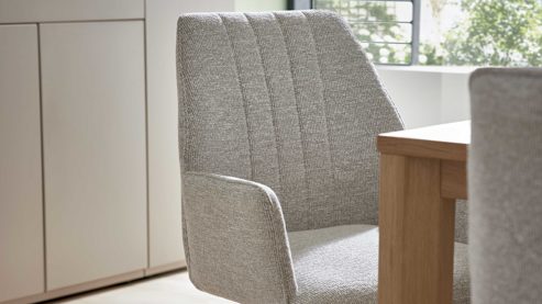 Tischgruppe Interliving aus Holz in Holzfarben Interliving Esszimmer Serie 5102 – Essgruppe im Skandi-Style Eiche Bianco & leinenfarbener Jacquard Lodge L07 - siebenteilig