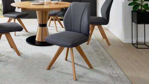 Polsterstuhl Interliving aus Stoff in Dunkelgrau Interliving Esszimmer Serie 5102 – Polsterstuhl mit Drehfunktion graphitfarbene Mikrofaser Atlantis & Wildeiche