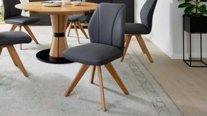 Tischgruppe Interliving aus Holz in Holzfarben Interliving Esszimmer Serie 5102 – Essgruppe mit Schalenstühlen Wildeiche & graphitfarbene Mikrofaser Atlantis