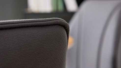 Tischgruppe Interliving aus Holz in Holzfarben Interliving Esszimmer Serie 5102 – Essgruppe mit Schalenstühlen Wildeiche & graphitfarbene Mikrofaser Atlantis