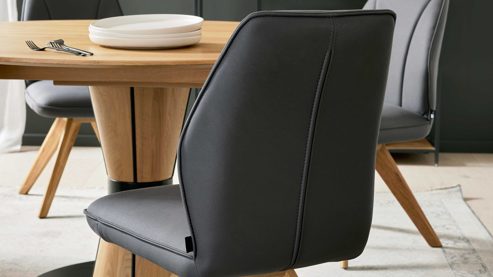 Tischgruppe Interliving aus Holz in Holzfarben Interliving Esszimmer Serie 5102 – Essgruppe mit Schalenstühlen Wildeiche & graphitfarbene Mikrofaser Atlantis