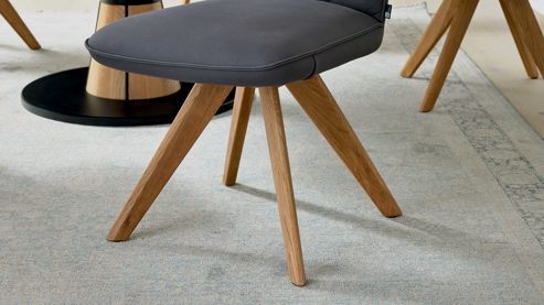 Polsterstuhl Interliving aus Stoff in Dunkelgrau Interliving Esszimmer Serie 5102 – Polsterstuhl graphitfarbene Mikrofaser Atlantis & Wildeiche