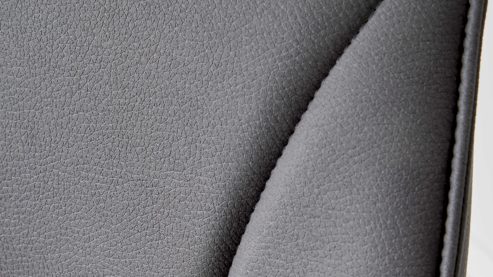 Tischgruppe Interliving aus Holz in Holzfarben Interliving Esszimmer Serie 5102 – Essgruppe mit Schalenstühlen Wildeiche & graphitfarbene Mikrofaser Atlantis