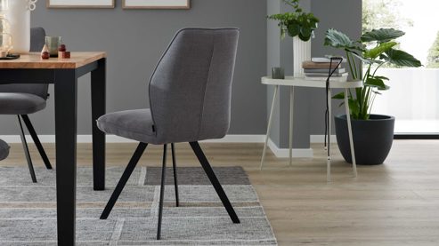 Tischgruppe Interliving aus Holz in Holzfarben Interliving Esszimmer Serie 5102 – Essgruppe mit sechs Stühlen Kernbuche, Mattschwarz & kieselfarbener Webstoff Tirol - siebenteilig