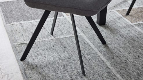 Tischgruppe Interliving aus Holz in Holzfarben Interliving Esszimmer Serie 5102 – Essgruppe mit sechs Stühlen Kernbuche, Mattschwarz & kieselfarbener Webstoff Tirol - siebenteilig