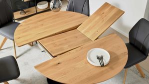 Tischgruppe Interliving aus Holz in Holzfarben Interliving Esszimmer Serie 5102 – Essgruppe mit Schalenstühlen Wildeiche & graphitfarbene Mikrofaser Atlantis