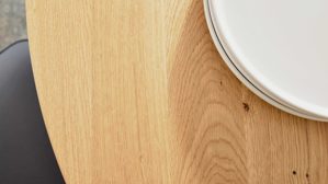 Tischgruppe Interliving aus Holz in Holzfarben Interliving Esszimmer Serie 5102 – Essgruppe mit Schalenstühlen Wildeiche & graphitfarbene Mikrofaser Atlantis