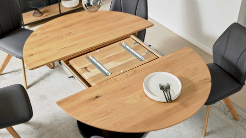 Tischgruppe Interliving aus Holz in Holzfarben Interliving Esszimmer Serie 5102 – Essgruppe mit Schalenstühlen Wildeiche & graphitfarbene Mikrofaser Atlantis