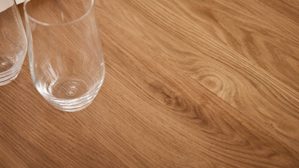 Tischgruppe Interliving aus Holz in Holzfarben Interliving Esszimmer Serie 5102 – Tischgruppe im Skandi-Style Charakter-Eiche & leinenfarbener Jacquard Lodge L07 - fünfteilig