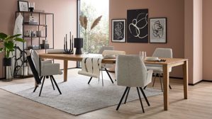 Tischgruppe Interliving aus Holz in Holzfarben Interliving Esszimmer Serie 5102 – Tischgruppe im Skandi-Style Charakter-Eiche & leinenfarbener Jacquard Lodge L07 - fünfteilig