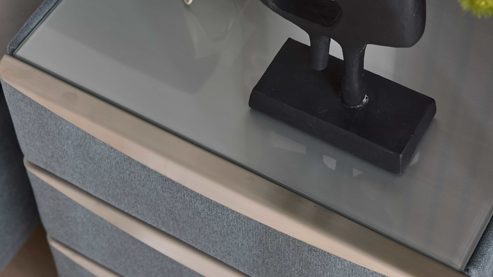 Nachtkommode Interliving aus Holz in Blau Interliving Boxspringbett Serie 1402 – Nachtkommode 49 stahlfarbene Mikrofaser Nele  – vier Schubladen