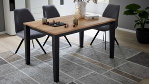 Tischgruppe Interliving aus Holz in Holzfarben Interliving Esszimmer Serie 5102 – Essgruppe mit sechs Stühlen Kernbuche, Mattschwarz & kieselfarbener Webstoff Tirol - siebenteilig