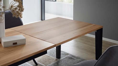 Tischgruppe Interliving aus Holz in Holzfarben Interliving Esszimmer Serie 5102 – Essgruppe Kernbuche, Mattschwarz & kieselfarbener Webstoff Tirol - siebenteilig