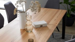 Tischgruppe Interliving aus Holz in Holzfarben Interliving Esszimmer Serie 5102 – Essgruppe Kernbuche, Mattschwarz & kieselfarbener Webstoff Tirol - siebenteilig