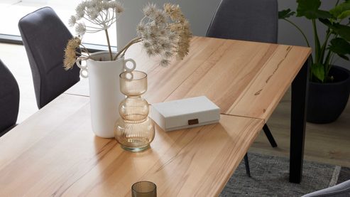 Tischgruppe Interliving aus Holz in Holzfarben Interliving Esszimmer Serie 5102 – Essgruppe Kernbuche, Mattschwarz & kieselfarbener Webstoff Tirol - siebenteilig