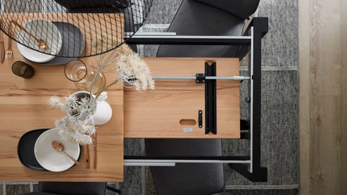 Tischgruppe Interliving aus Holz in Holzfarben Interliving Esszimmer Serie 5102 – Essgruppe Kernbuche, Mattschwarz & kieselfarbener Webstoff Tirol - siebenteilig