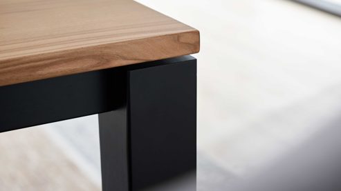 Tischgruppe Interliving aus Holz in Holzfarben Interliving Esszimmer Serie 5102 – Essgruppe mit sechs Stühlen Kernbuche, Mattschwarz & kieselfarbener Webstoff Tirol - siebenteilig