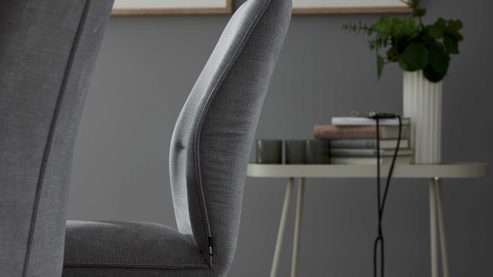 Tischgruppe Interliving aus Holz in Holzfarben Interliving Esszimmer Serie 5102 – Essgruppe Kernbuche, Mattschwarz & kieselfarbener Webstoff Tirol - siebenteilig