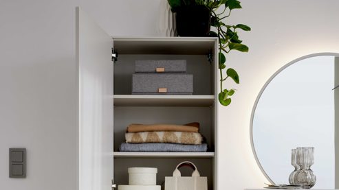 Garderobenschrank Interliving aus Holz in Weiß Interliving Garderoben Serie 6013 - Garderobenschrank Sahara Creme & Granitfurnier - eine Tür, Höhe ca. 180 cm