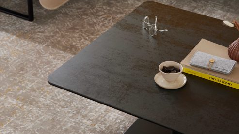 Couchtisch Interliving aus Keramik in Dunkelgrau Interliving Couchtisch Serie 6228 mit Liftfunktion titanfarbene Keramik & schwarzer Stahl - ca. 80 x 80 cm