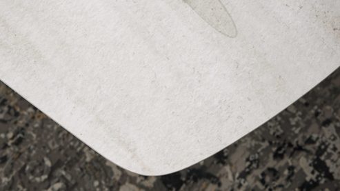 Couchtisch Interliving aus Keramik in Weiß Interliving Couchtisch Serie 6227 travertinfarbene Keramik & bronzefarbener Stahl - ca. 140 x 70 cm