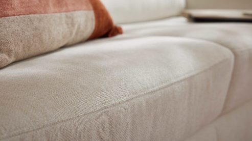 Schlafsofa Interliving aus Stoff in Weiß Interliving Schlafsofa Serie 4700 - Schlafsofa 140LÄ naturweißes Flachgewebe Cyber & schwarze Aluminiumfüße - Breite ca. 208 cm