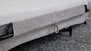 Ecksofa Interliving aus Stoff in Hellgrau Interliving Schlafsofa Serie 4700 - Ecksofa mit Schlaffunktion silberfarbener Bezug Toni & schwarze Metallfüße - Stellfläche ca. 270 x 190 cm