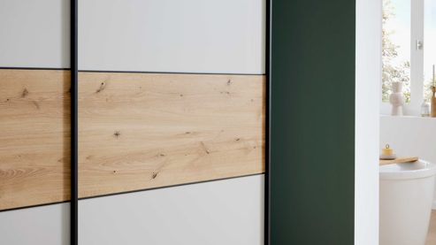 Kleiderschrank Interliving aus Holz in Holzfarben Interliving Kleiderschrank Serie 1205 – Schwebetürenschrank Champagner & Bianco Eiche – drei Türen, Breite ca. 300 cm