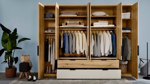 Kleiderschrank Interliving aus Holz in Hellgrau Interliving Schlafzimmer Serie 1034 – Kleiderschrank champagnerfarbenes Glas & Kernholz – sechs Türen & zwei Schubladen, Breite ca. 300 cm