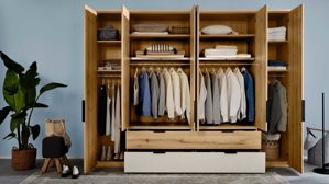 Kleiderschrank Interliving aus Holz in Hellgrau Interliving Schlafzimmer Serie 1034 – Kleiderschrank champagnerfarbenes Glas & Kernholz – sechs Türen & zwei Schubladen, Breite ca. 300 cm