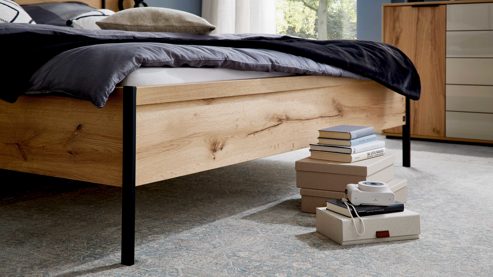 Bettgestell Interliving aus Holz in Holzfarben Interliving Schlafzimmer Serie 1034 – Bettgestell Bianco Eiche & Schwarz - Liegefläche ca. 180 x 200 cm