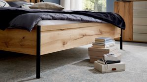 Bettgestell Interliving aus Holz in Holzfarben Interliving Schlafzimmer Serie 1034 – Bettgestell Bianco Eiche & Schwarz - Liegefläche ca. 180 x 200 cm