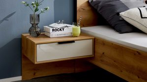 Nachtkommoden-Set Interliving aus Holz in Hellgrau Interliving Schlafzimmer Serie 1034 – Hängekonsolen-Set champagnerfarbenes Glas & Bianco Eiche – zweiteilig