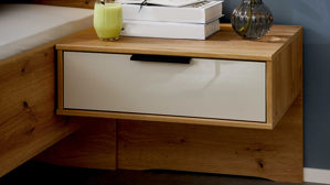 Nachtkommoden-Set Interliving aus Holz in Hellgrau Interliving Schlafzimmer Serie 1034 – Hängekonsolen-Set champagnerfarbenes Glas & Bianco Eiche – zweiteilig