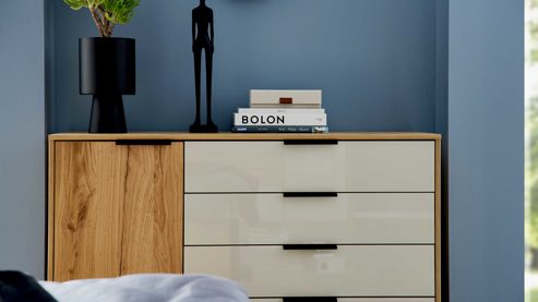 Kombikommode Interliving aus Holz in Hellgrau Interliving Schlafzimmer Serie 1034 – Kombikommode champagnerfarbenes Glas & Bianco Eiche – eine Tür, fünf Schubladen, Breite ca. 120 cm