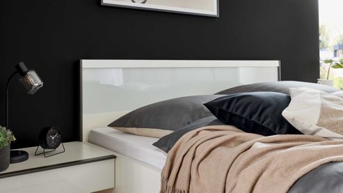 Bettgestell Interliving aus Holz in Weiß Interliving Schlafzimmer Serie 1033 – Bettgestell weißes Glas & Holz - Liegefläche ca. 180 x 200 cm