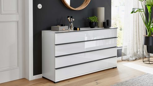 Schubladenkommode Interliving aus Holz in Weiß Interliving Schlafzimmer Serie 1033 – Schubladenkommode weißes Glas & Holz - vier Schubladen, Breite ca. 149 cm