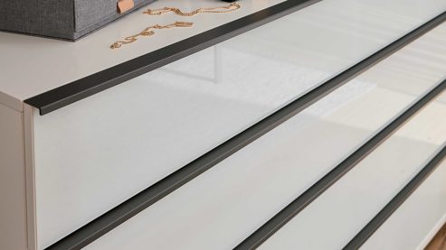 Schubladenkommode Interliving aus Holz in Weiß Interliving Schlafzimmer Serie 1033 – Schubladenkommode weißes Glas & Holz - vier Schubladen, Breite ca. 149 cm