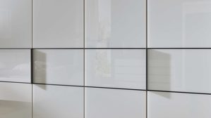 Kleiderschrank Interliving aus Holz in Weiß Interliving Schlafzimmer Serie 1033 – Kleiderschrank weißes Glas & Holz – sechs Türen, Breite ca. 300 cm