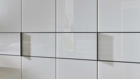 Kleiderschrank Interliving aus Holz in Weiß Interliving Schlafzimmer Serie 1033 – Kleiderschrank weißes Glas & Holz – sechs Türen, Breite ca. 300 cm