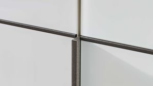 Kleiderschrank Interliving aus Holz in Weiß Interliving Schlafzimmer Serie 1033 – Kleiderschrank weißes Glas & Holz – sechs Türen, Breite ca. 300 cm