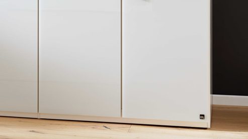 Möbelbeleuchtung Interliving aus Holz in Weiß Interliving Schlafzimmer Serie 1033 – Kleiderschrank 605 mit Beleuchtung weißes Glas & Holz – sechs Türen, Breite ca. 300 cm