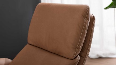 Relaxsessel Interliving aus Leder in Braun Interliving Sessel Serie 4566 haselnussfarbenes Leder Punch & schwarzer Sternfuß