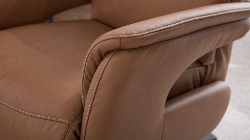 Relaxsessel Interliving aus Leder in Braun Interliving Sessel Serie 4566 haselnussfarbenes Leder Punch & schwarzer Sternfuß