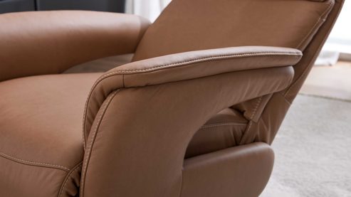 Relaxsessel Interliving aus Leder in Braun Interliving Sessel Serie 4566 haselnussfarbenes Leder Punch & schwarzer Sternfuß