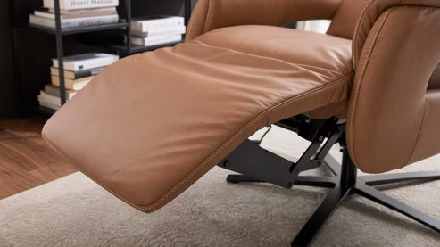 Relaxsessel Interliving aus Leder in Braun Interliving Sessel Serie 4566 haselnussfarbenes Leder Punch & schwarzer Sternfuß