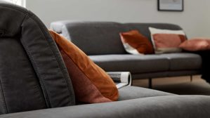 Zweisitzer Interliving aus Stoff in Dunkelgrau Interliving Sofa Serie 4460 - Zweisitzer grauer Bezug Clint & schwarze Metallfüße - Länge ca. 245 cm